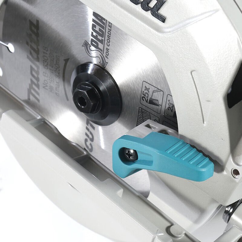 Пила аккумуляторная Makita DHS680RMJ, 165 мм + два аккумулятора 4.0Ah, зарядное устройство